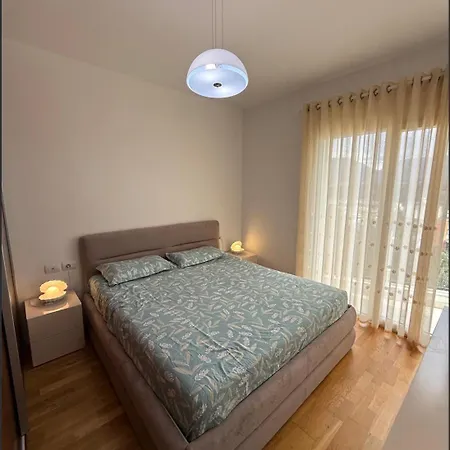 Apartment Quiet Upscale Area With Stunning View *