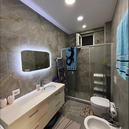 Apartment Quiet Upscale Area With Stunning View *